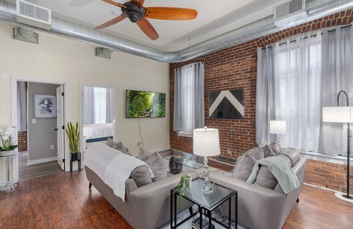 St. Paul's Park Apartment | Center City Allentown entirehome
