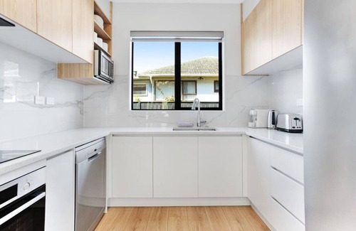 Mount Eden House | Central Oasis Townhouse with Parking and Air-con