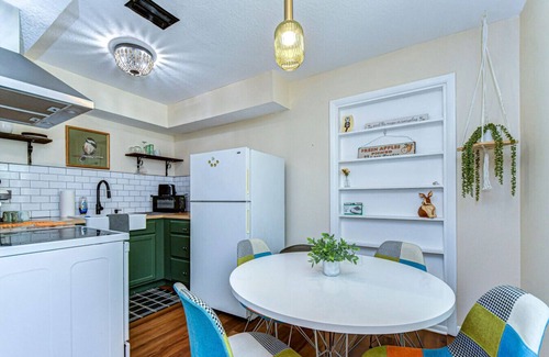 Pinellas Park Apartment | Central 1/1 w heated pool, pets OK. W/D on site