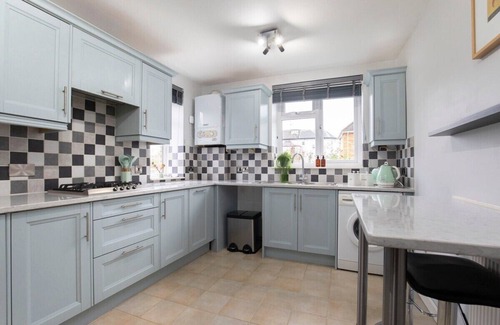 Cheltenham Apartment | Central 1 Bedroom Apartment with Parking