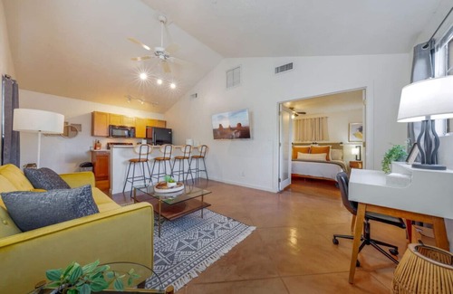 Blenman-Elm Apartment | Central/1 BR & 1 BA/Guesthouse/Fenced/Cozy