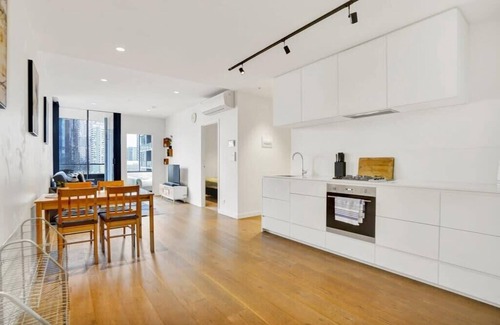 Melbourne Central Business District Apartment | Central 15th floor Apt. near Flagstaff & QV Market