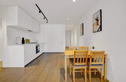 Melbourne Central Business District Apartment | Central 15th floor Apt. near Flagstaff & QV Market
