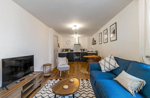 Cheltenham Apartment | Central 1BD with Free Underground Parking