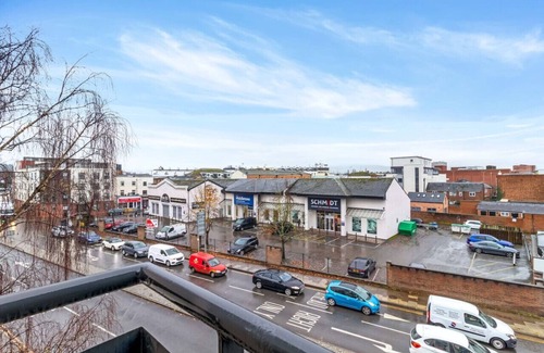 Cheltenham Apartment | Central 1BD with Free Underground Parking