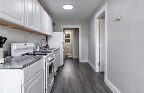 Central City Apartment | Central 1BDR+RemoteWork+Extended Stay+Pets OK