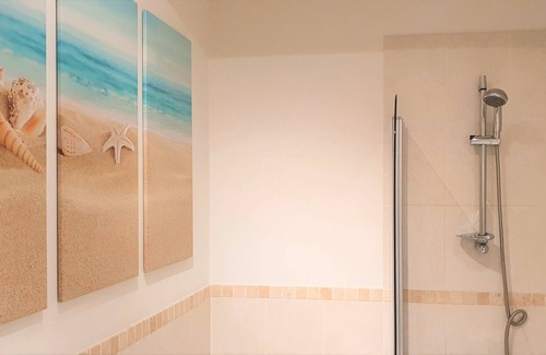 Swindon Apartment | Central 2 Bed, Parking & Private Terrace, Sleeps 6