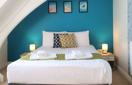 Swindon Apartment | Central 2 Bed, Parking & Private Terrace, Sleeps 5