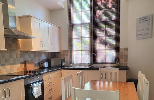 Swindon Apartment | Central 2 Bed, Parking & Private Terrace, Sleeps 5