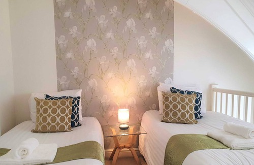 Swindon Apartment | Central 2 Bed, Parking & Private Terrace, Sleeps 5