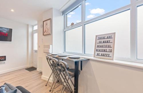 Mapperley Apartment | Central 2 Bedroom Apartment with Free Parking Sleeps 8 & Walk to City Centre & Arena