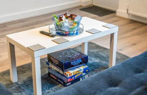 Mapperley Apartment | Central 2 Bedroom Apartment with Free Parking Sleeps 8 & Walk to City Centre & Arena