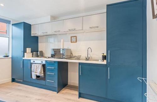 Mapperley Apartment | Central 2 Bedroom Apartment with Free Parking Sleeps 8 & Walk to City Centre & Arena