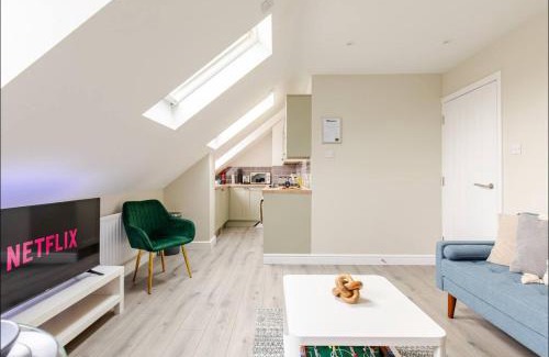 Reading Apartment | Central 2 Bedroom with Free Parking & Foosball Table