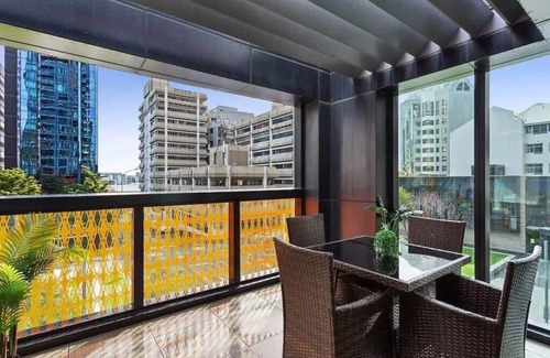 Auckland Central Business District Apartment | Central 2 BR apt - large balcony by Zodiak Stays
