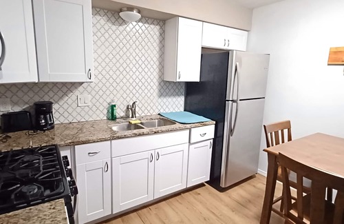 Albuquerque Apartment | Central 2 br apt with AC close to UNM/Airport/I-25/CNM/Hospital/Stadium/Netflix