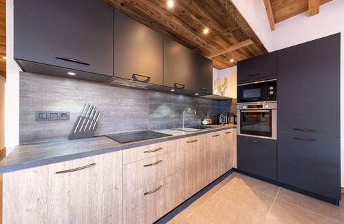 Morzine Ski Chalet | Central 20 person chalet with hot tub and sauna