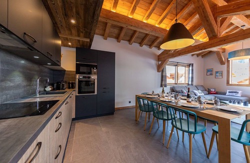 Morzine Ski Chalet | Central 20 person chalet with hot tub and sauna