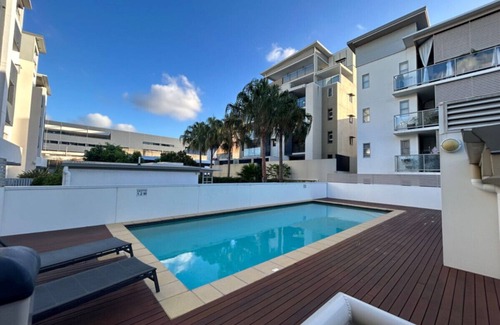 South Brisbane Apartment | Central 2BR APT for 6PPL, w/free parking@SouthBNE
