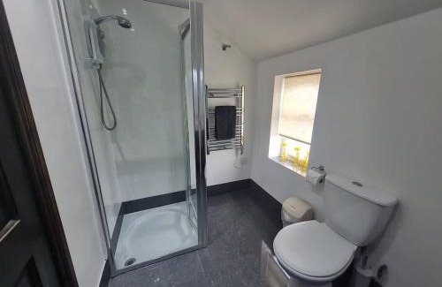 Derby Apartment | Central 2BR Apt, Self Check In, Parking, By DerBnB