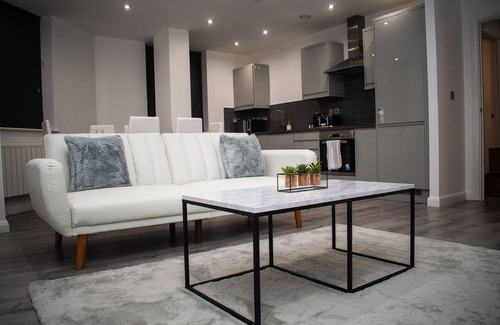 Leicester Apartment | Central 2BR Gem: Leicester Bliss