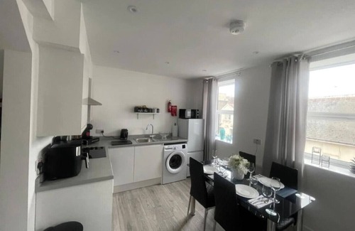 Watford Apartment | Central 2BR Watford Flat 12D | Stayfolk