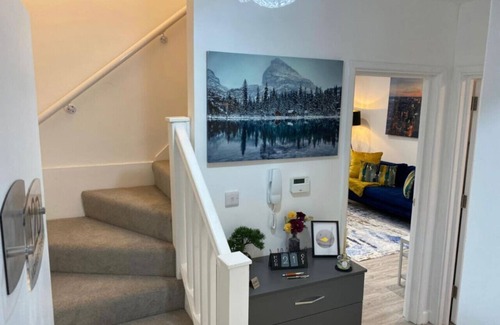 Watford Apartment | Central 2BR Watford Flat 12D | Stayfolk