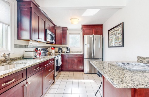Vineyard Haven Apartment | Central 2nd-floor apartment with propane stove, grill, W/D, & great location