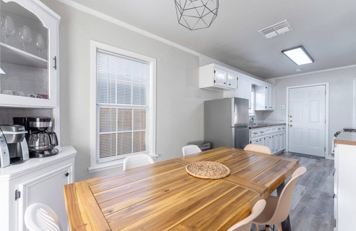 Del Mar House | Central 3BR Comfortable Family-Friendly Extd Stay