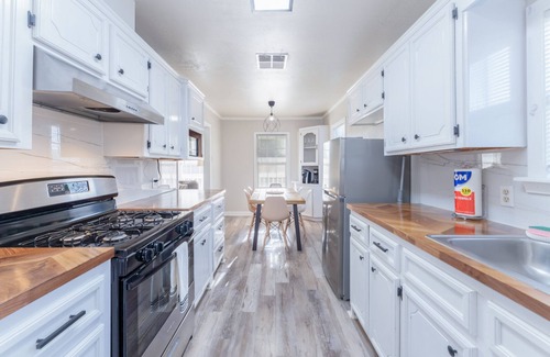 Del Mar House | Central 3BR Comfortable Family-Friendly Extd Stay
