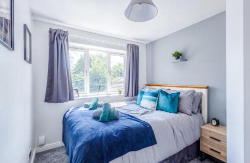 Hanham House | Central 3BR House - free parking - fast WI-FI - long stay