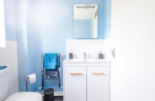 Hanham House | Central 3BR House - free parking - fast WI-FI - long stay