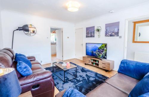 Hanham House | Central 3BR House - free parking - fast WI-FI - long stay