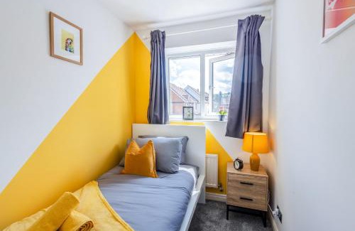 Hanham House | Central 3BR House - free parking - fast WI-FI - long stay