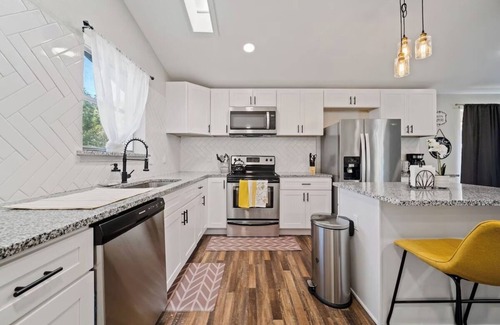 Park Central House | Central 4bd home, hwy access, close 2 everything
