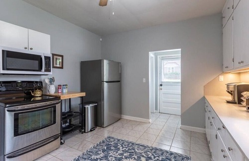 Morton Meadows House | Central 5bd Home - Games & Backyard