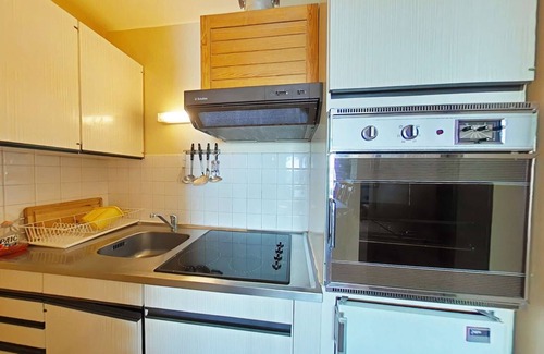 Le Chinaillon Apartment | Central apartment, near slopes, sleeps 5, parking, garage