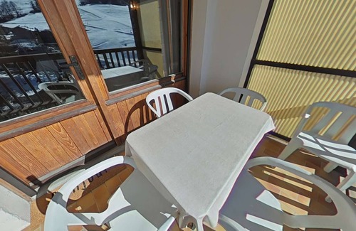 Le Chinaillon Apartment | Central apartment, near slopes, sleeps 5, parking, garage
