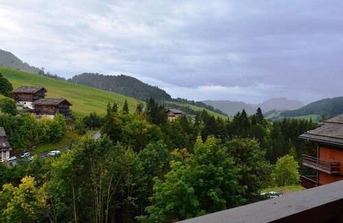 Le Chinaillon Apartment | Central apartment, near slopes, sleeps 5, parking, garage