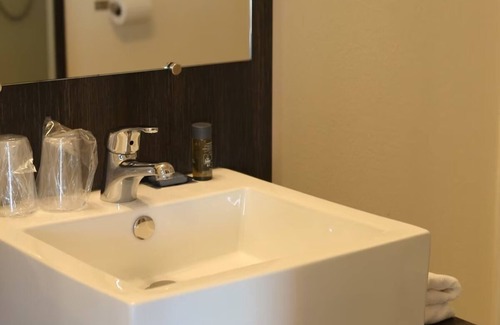 Chevilly-Larue Hotel | Central Apartment w/Kitchenette: Near Tramway for Easy Commute