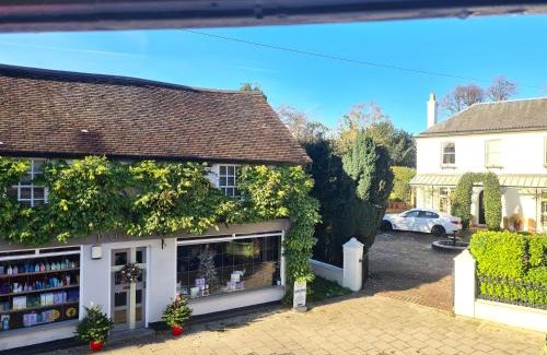 Wimborne Apartment | Central apartment with lovely views & professional home office