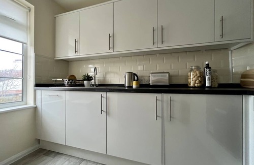 Cambridge Apartment | Central Apartment: Free Parking with EV Charger