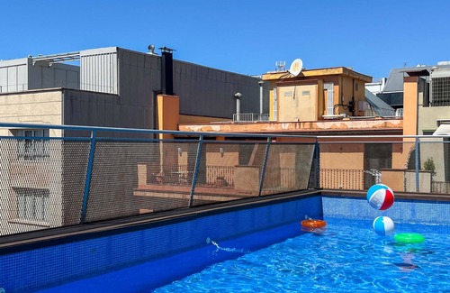 Dreta de l'Eixample Apartment | Central Apartment with Shared Rooftop