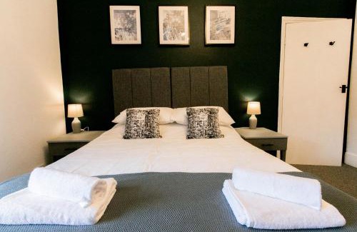 Exeter Apartment | Central Apt Sleeps 6, Parking, Smart TV, Garden, Contact For Discounted Prices