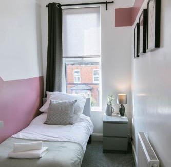 Exeter Apartment | Central Apt Sleeps 6, Parking, Smart TV, Garden, Contact For Discounted Prices