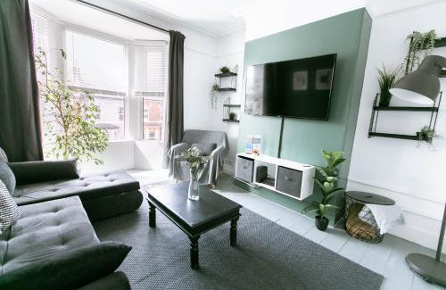 Exeter Apartment | Central Apt Sleeps 6, Parking, Smart TV, Garden, Contact For Discounted Prices