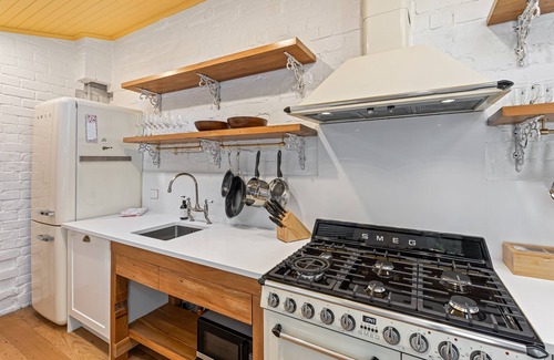 Parnell Villa | Central Arts & Crafts Villa | Luxe 2-3BR | Carpark