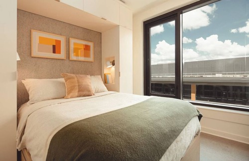 Old Fourth Ward Hotel | Central ATL Stay w/Washer & Dryer | Skyline View Near Downtown Hotspots