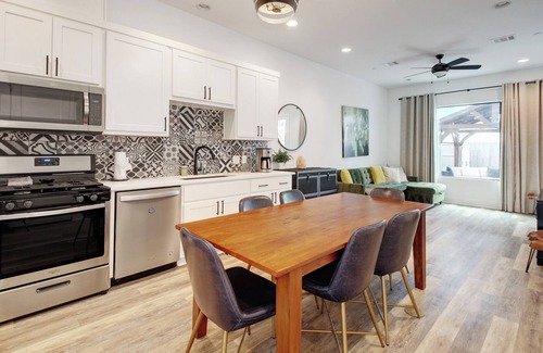 Highland Condo | Central Austin Condo - great floorplan for guest with 2 bedrooms, 2.5 baths!