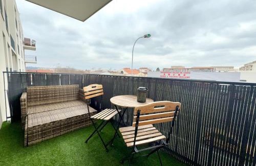 Villefranche-sur-Saone Apartment | Central, Balcony, Private parking